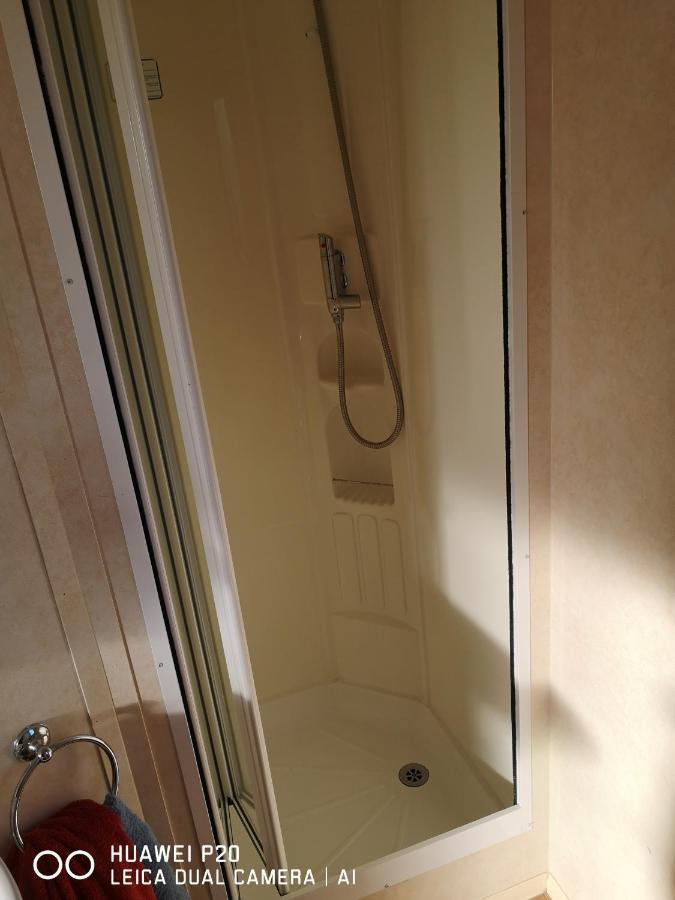 Lovely 2-Bed Caravan In Walton On The Naze ภายนอก รูปภาพ