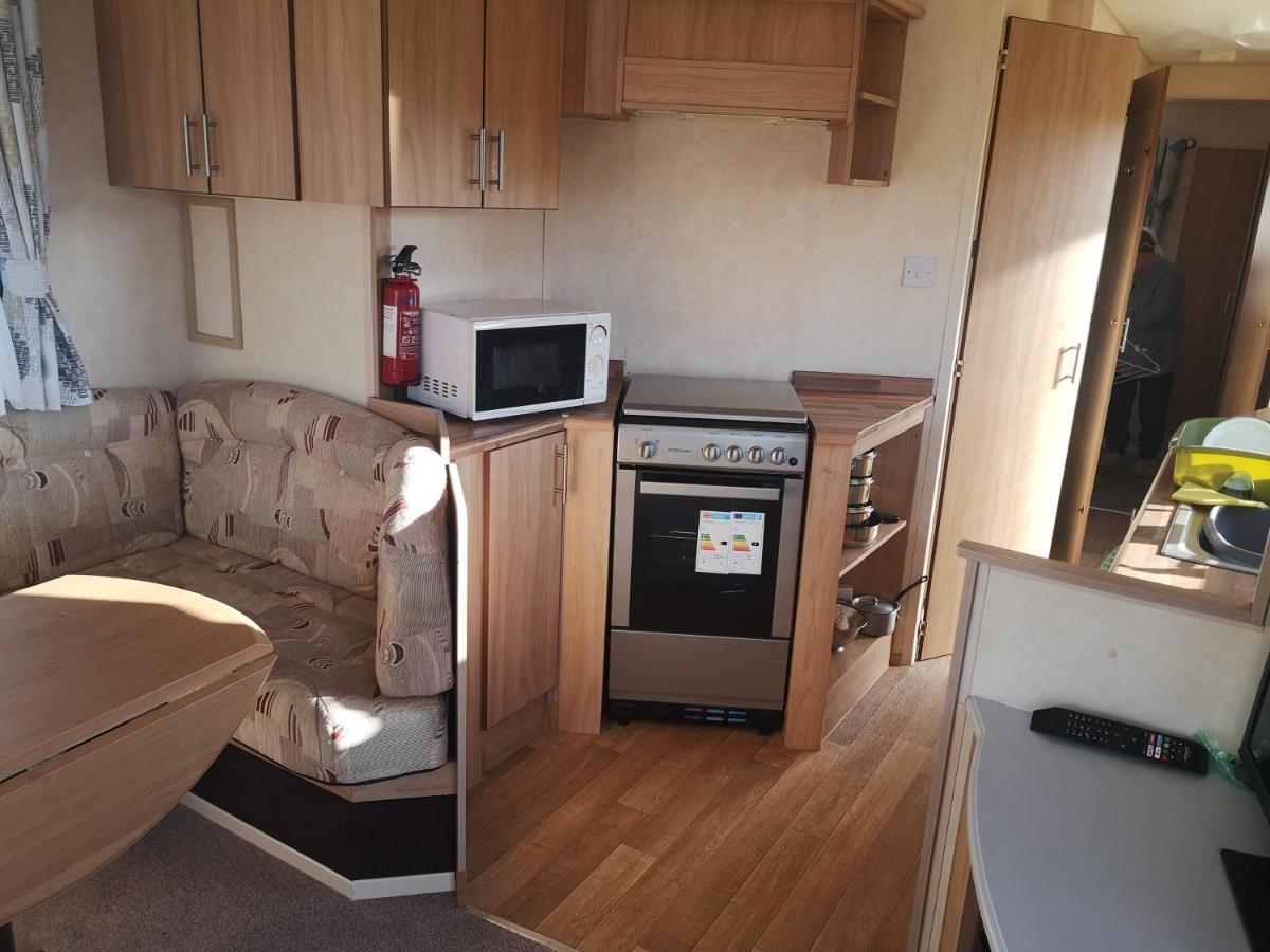 Lovely 2-Bed Caravan In Walton On The Naze ภายนอก รูปภาพ